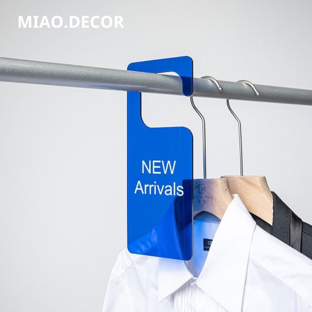 Thẻ treo quần áo NHẬP NEW ARRIVALS , SALE tag treo trong suốt nhựa mika đọc lạ