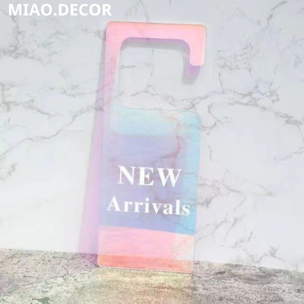 Thẻ treo quần áo NHẬP NEW ARRIVALS , SALE tag treo trong suốt nhựa mika đọc lạ