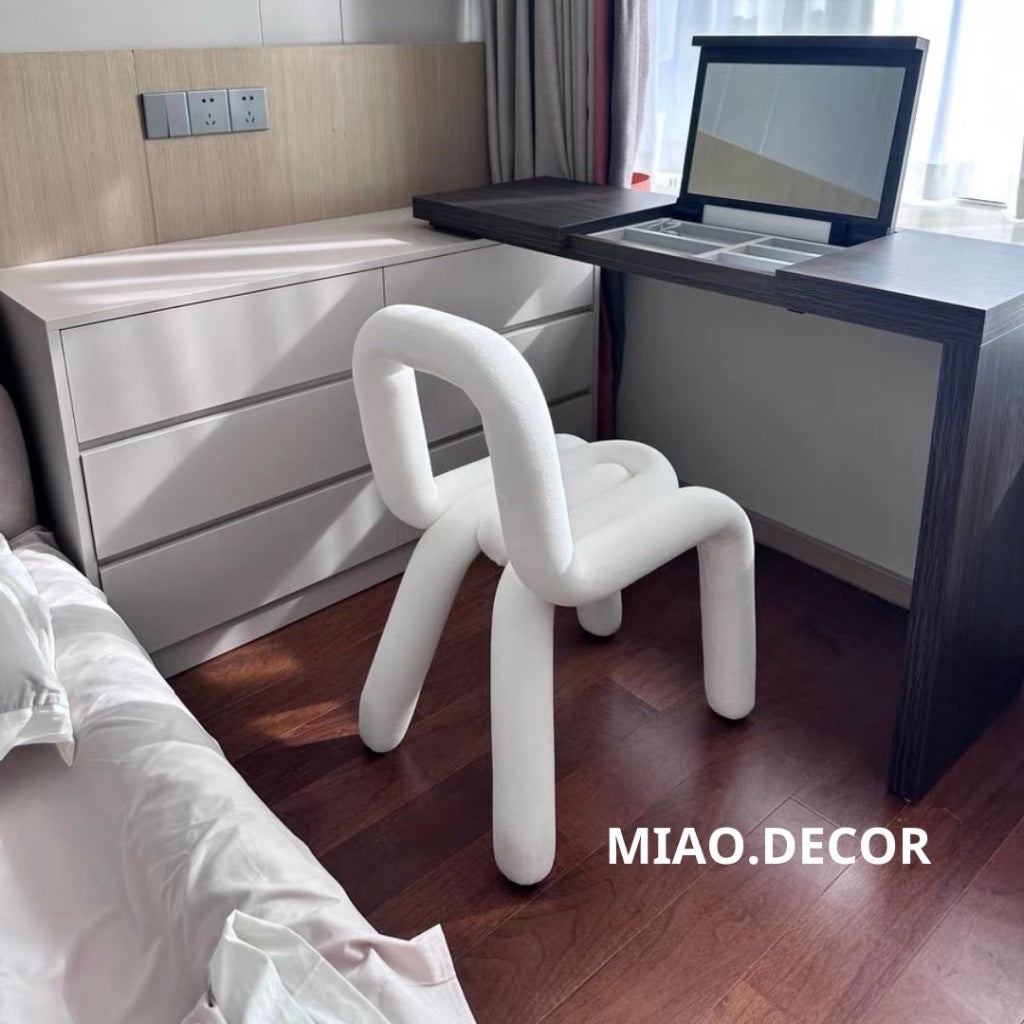 Sẵn Ghế Bold Chair Để Bàn Trang Điểm Bàn Ăn , lạ mắt phong cách tối giản hiện đại nhiều màu sắcsc ĂN